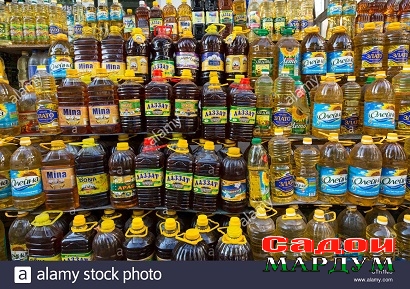 cooking-oil-for-sale-sheikh-mansur-market-dushanbe-tajikistan-CTR1M5