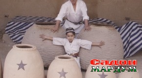 Омӯзгоре, ки танӯрсозӣ ҳам мекунад