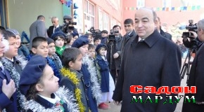 Шукурҷон Зуҳуров аз номи Сарвари давлат туҳфаҳои солинавиро ба хонандагон тақдим намуд