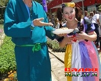 Дигаронро дар саҳна механдонду худ паси парда мегирист