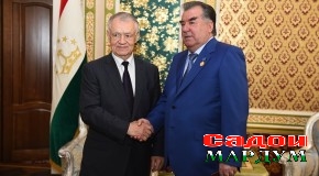 Тақдими нишони ифтихории тиллоии «Барои хизматҳо дар ҳаракатҳои иттифоқҳои касаба»