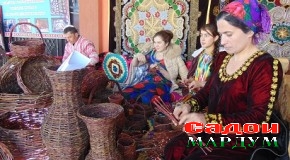 Бонуе, ки сабадҳои бофтаашро хориҷиён армуғон мебаранд