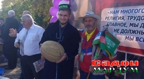 «Ҳоҷӣ – пиёда» ба Ҳабиб Нурмуҳаммадов либоси миллии тоҷикӣ ҳадя кард