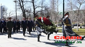Маросими гулчанбаргузорӣ дар оромгоҳи «Сарбози номаълум»