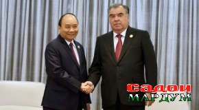 Суҳбати Эмомалӣ Раҳмон бо Нгуен Суан Фук