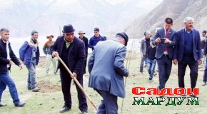 Лахш. Боғпарварони тоҷику ӯзбек табодули таҷриба карданд