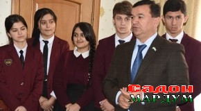 Хонандагони гимназияи «Кафолат» дар Маҷлиси намояндагон