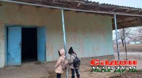 Ноҳияи Ховалинг. Аз норасоии ҷойи нишаст то мизу курсиҳои фарсуда…