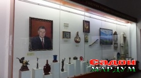 Ба собиқ сарвазир кӣ чӣ туҳфа кардааст?