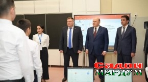 Рустами Эмомалӣ ва Михаил Мишустин ба Мактаби таҳсилоти миёнаи умумии ба номи Юрий Гагарин дар шаҳри Душанбе ташриф оварданд
