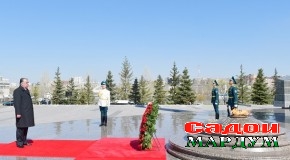 Маросими гулчанбаргузорӣ дар назди Муҷассамаи ҳимоятгари Ватан