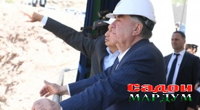 Шиносоии Пешвои миллат муҳтарам Эмомалӣ Раҳмон бо ҷараёни корҳои сохтмонӣ аз майдончаи назоратии болои “Бинои технологӣ”-и Неругоҳи барқи обии “Роғун”
