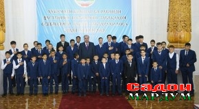 Мулоқоти Пешвои миллат, Президенти Ҷумҳурии Тоҷикистон муҳтарам Эмомалӣ Раҳмон бо 100 нафар ятим ва тақдими тӯҳфа ба онҳо дар шаҳри Хоруғ