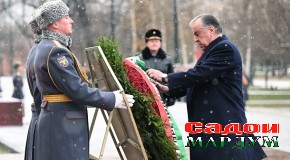 Гузоштани гулчанбар дар назди оромгоҳи Сарбози номаълум дар шаҳри Москваи Федератсияи Русия