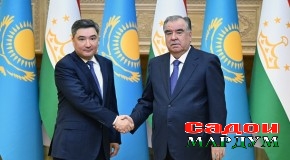 Олжас Беткенов дар ҳузури Эмомалӣ Раҳмон