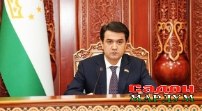 Ҷавонони парчамбардори муносиби меҳан бошем