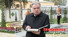 Пардабардорӣ аз муҷассамаи Мавлоно Абдураҳмони Ҷомӣ