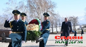 Маросими гулчанбаргузорӣ дар назди муҷассамаи “Уркун”