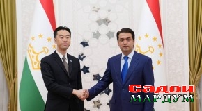 Ко Сакамото дар ҳузури Рустами Эмомалӣ